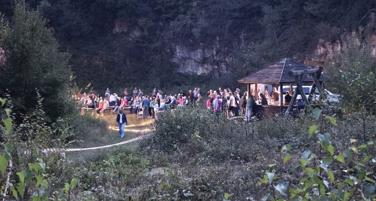 Mit Waschbrettbäuchen im Steinbruch